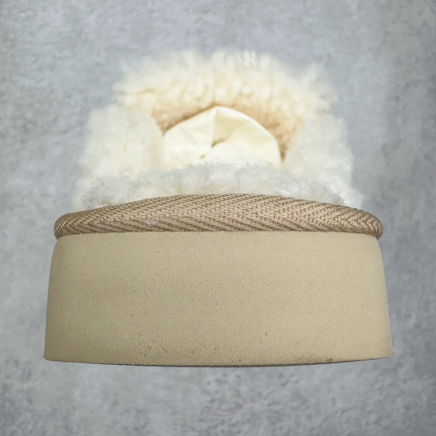 Pick up locally 💰 440 UGG slippers 1206 letter embroidered classic short-tube autumn and winter sheep fur all-in-one snow boots All shoes are made from the same factory as ZP Longfeng A-grade Australian imported sheep fur all-in-one Brand OEM production line Fully follow the ZP process flow OEM original pattern maker Adhere to no original shoes and no development selection Pay attention to every detail The most authentic version on the market TREADLITE "Light Wing" technology outsole Lightweight/durable/flexible/pile size: 35 36 37 38 39 40 Coding: by2936070